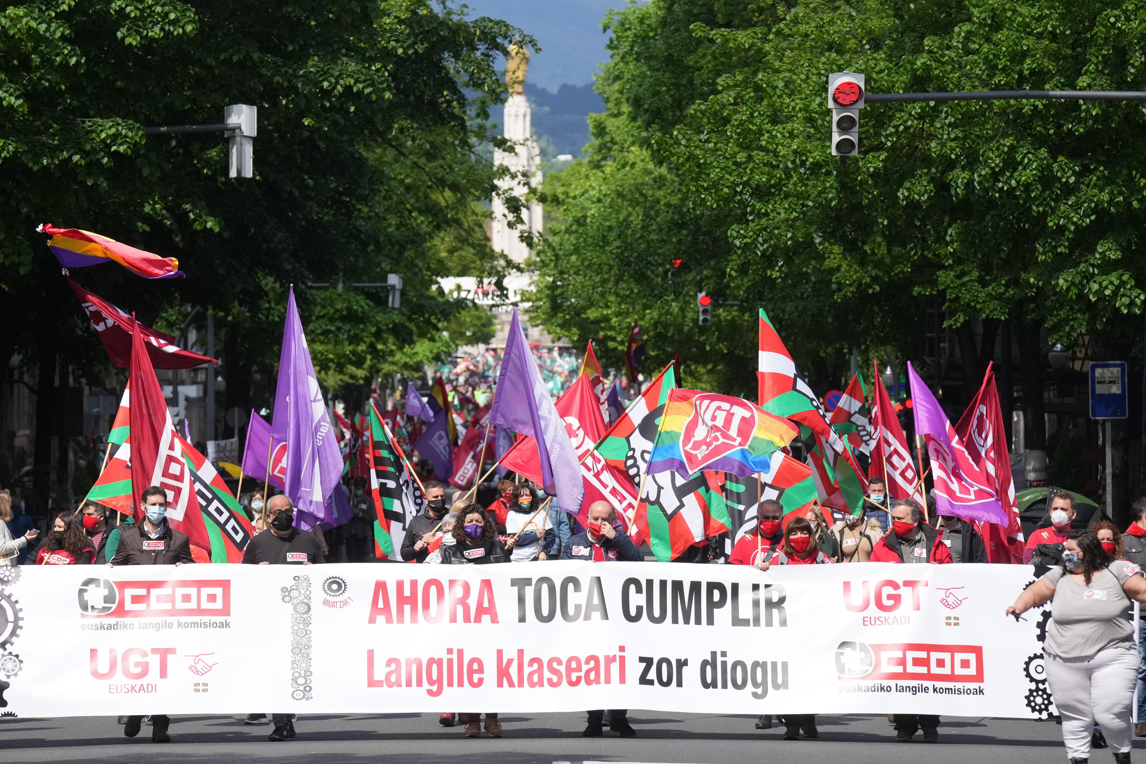 Varias personas participan en una manifestación convocada en Bilbao con motivo del Día Internacional de los Trabajadores. / EP