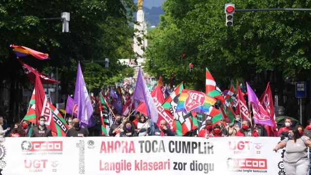 Varias personas participan en una manifestacin convocada en Bilbao con motivo del Da Internacional de los Trabajadores. / EP