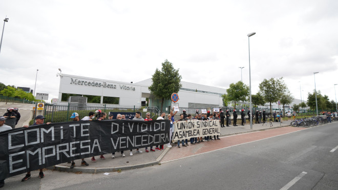Los trabajadores de Mercedes exhiben pancartas pidiendo unidad a los sindicatos en la entrada de la factoría / Iñaki Berasaluce (EP)