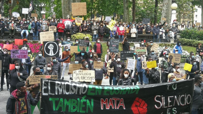 Cientos de personas se concentran en las capitales vascas para denunciar el racismo institucional y social. / EP