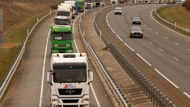 Caravana de camiones desde Nanclares de la Oca hasta la sede del Gobierno Vasco en Vitoria. / EFE