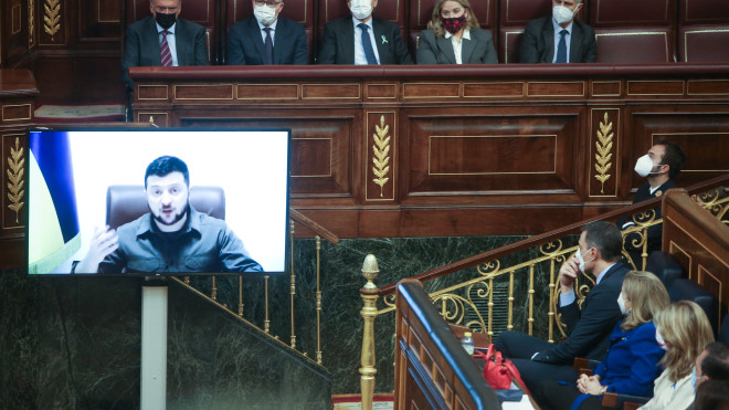 El presidente de Ucrania, Volodímir Zelenski, interviene telemáticamente en el hemiciclo del Congreso de los Diputados. / EP