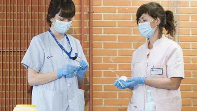Una enfermera atendiendo sus obligaciones durante su jornada laboral /EuropaPress