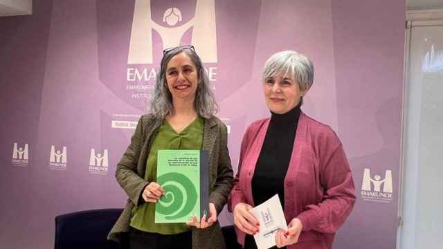 La directora de Emakunde, Miren Elgarresta, junto a la autora de la investigacin, la arquitecta Ane Alonso. / Gobierno vasco