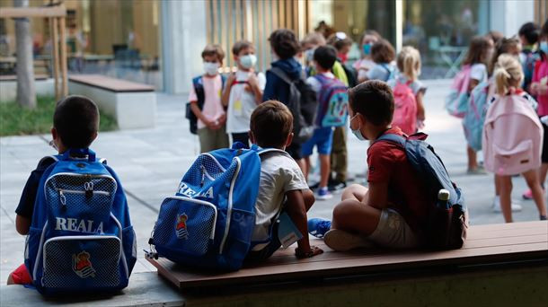 Un grupo de menores en un colegio de Donostia. / EFE