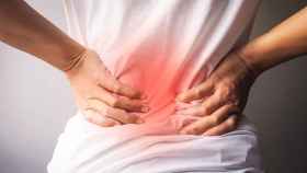 Un hombre se queja de un dolor lumbar: la hernia discal es muy incapacitante / QUIRNSALUD