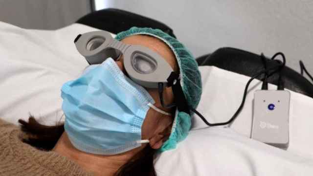 A los pacientes se les coloca unas gafas de calor antes de aplicar el tratamiento Blephex / QUIRNSALUD
