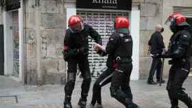 Varios agentes de la Ertzaintza detienen a una persona durante unos altercados en Bilbao. / EP