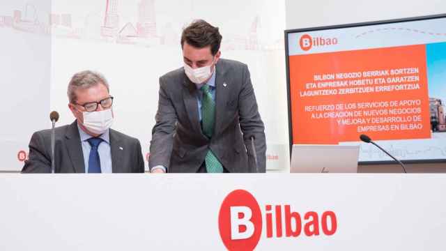 El concejal de desarrollo econmico del Ayuntamiento de Bilbao,  Xabier Otxandiano, junto al director general de Bilbao Ekintza, Javier Garcinuo. /EP