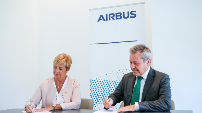 Firma del memorando de entendimiento entre el Gobierno vasco y Airbus. / IREKIA
