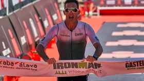 El triatleta australiano Nick Kastelein, entra vencedor del Ironman de Vitoria / EP