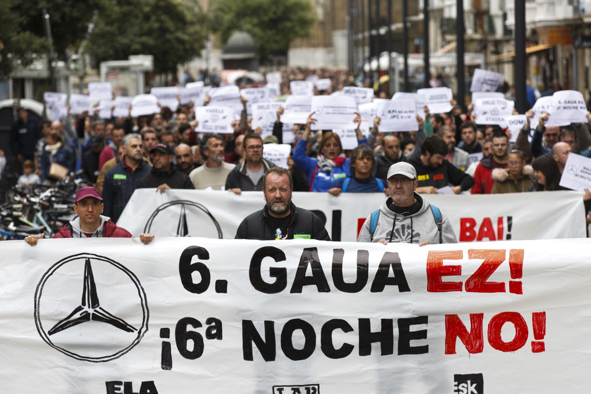 Miles de personas este miércoles en la manifestación en apoyo a los trabajadores de Mercedes en Vitoria. / EFE