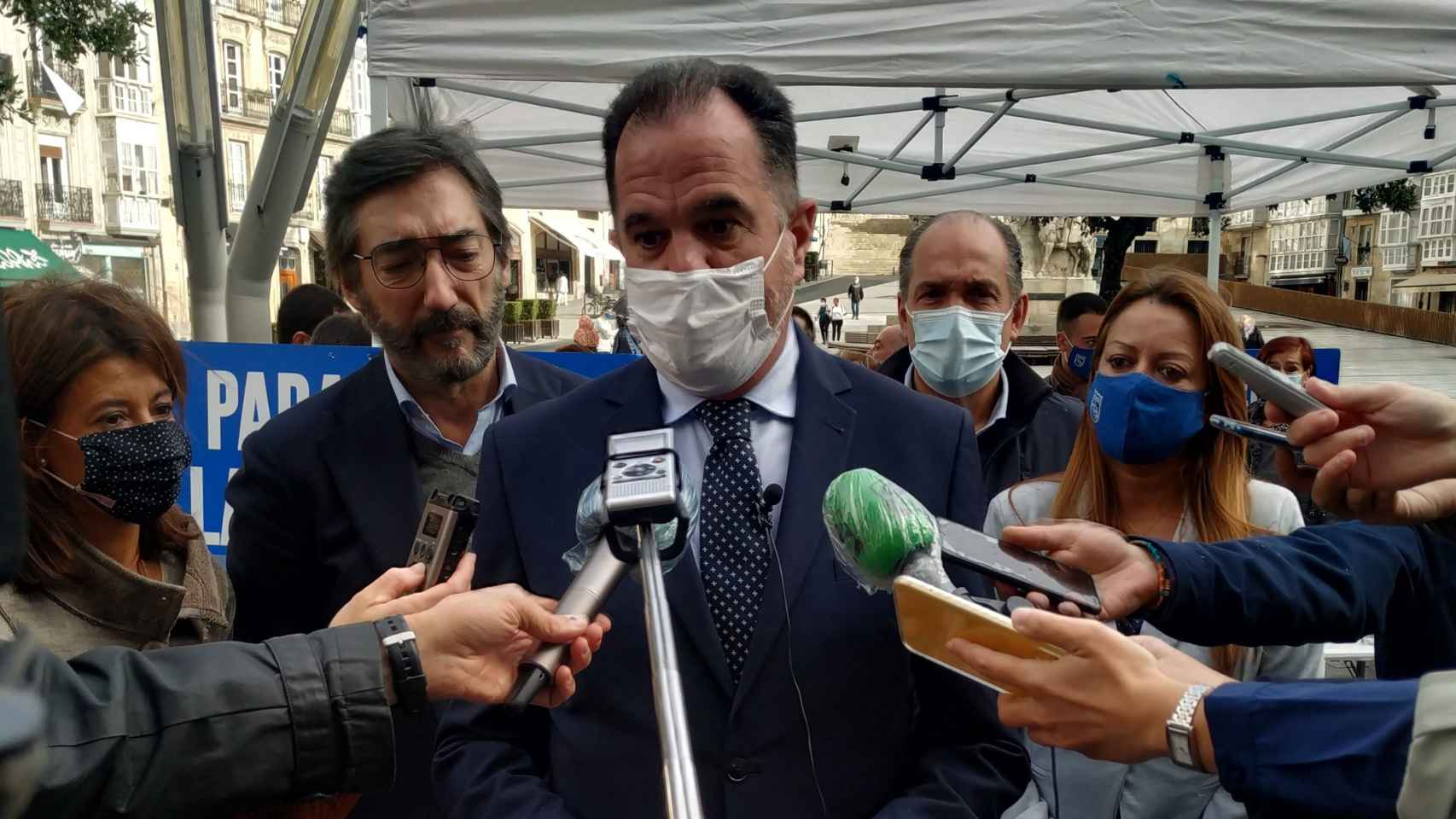 El presidente del PP vasco, Carlos Iturgaiz, en una reciente comparecencia ante los medios de comunicacin.