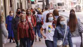 Varias personas pasean con mascarilla en una calle de Vitoria-Gasteiz. / EP