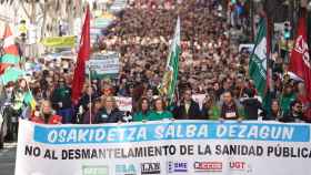 Numerosas personas se manifiestan para denunciar la situacin del servicio de salud pblico vasco, a 25 de febrero de 2023, en Bilbao./EuropaPress