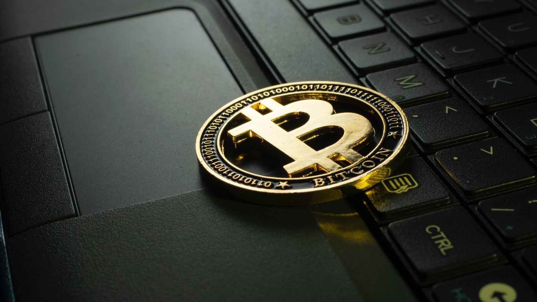 Imagen de un bitcoin sobre un ordenador: las autoridades mundiales estrechan el cerco sobre el fraude fiscal con criptomonedas / EP