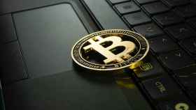 Imagen de un bitcoin sobre un ordenador: las autoridades mundiales estrechan el cerco sobre el fraude fiscal con criptomonedas / EP