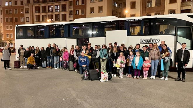 Llegada a Bilbao de un autobús fletado por Chernobil Elkartea con familias ucaranianas. / EP