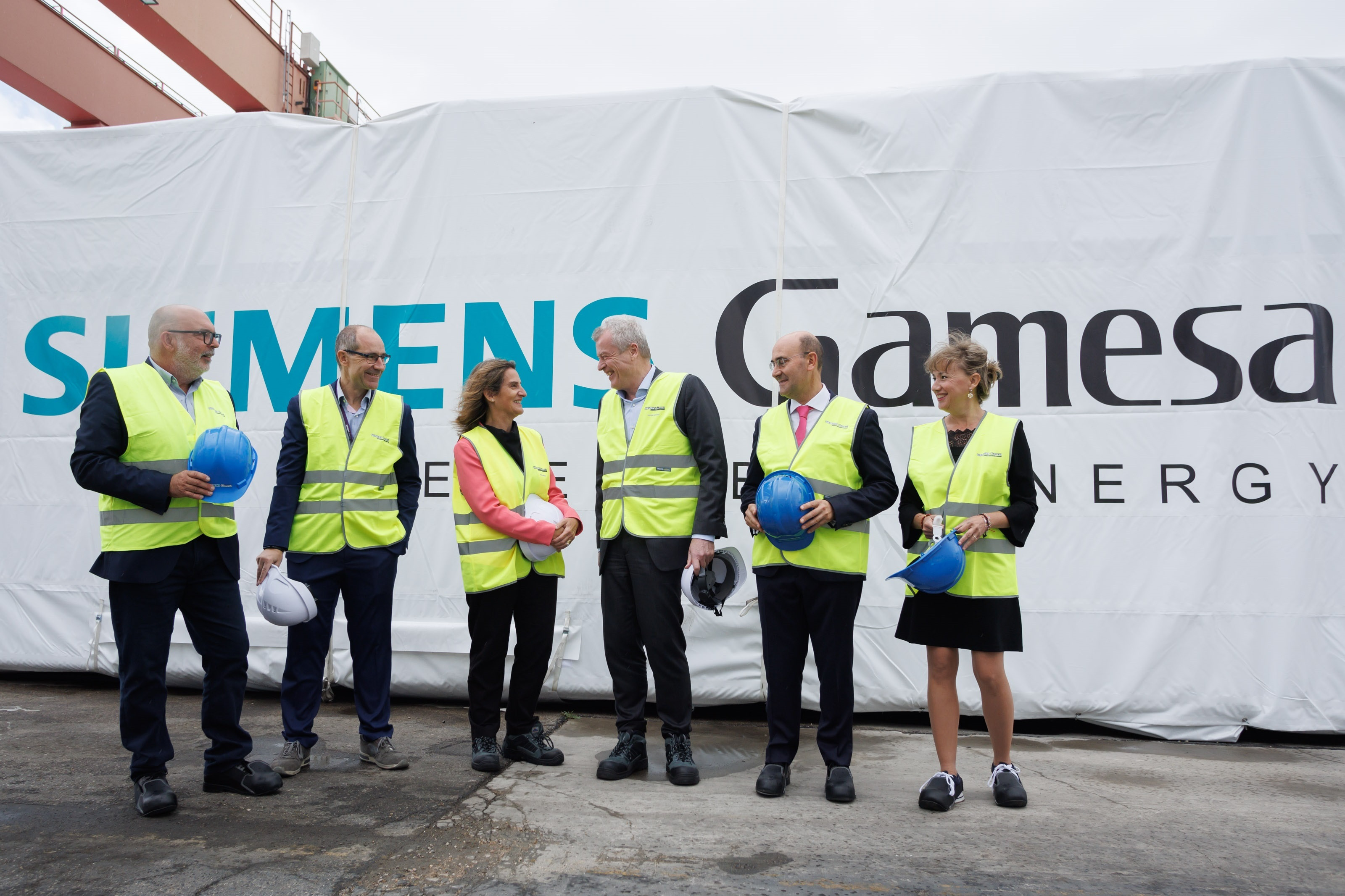 La ministra de Transición Ecológica, Teresa Ribera, junto al CEO de Siemens Gamesa, Jochen Eickholt, durante su visita a la planta de Ágreda (Soria) / Siemens Gamesa