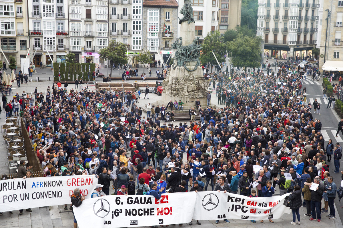 Miles de personas este miércoles en la manifestación en apoyo a los trabajadores de Mercedes en Vitoria. / EFE