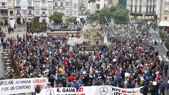 Miles de personas este mircoles en la manifestacin en apoyo a los trabajadores de Mercedes en Vitoria. / EFE