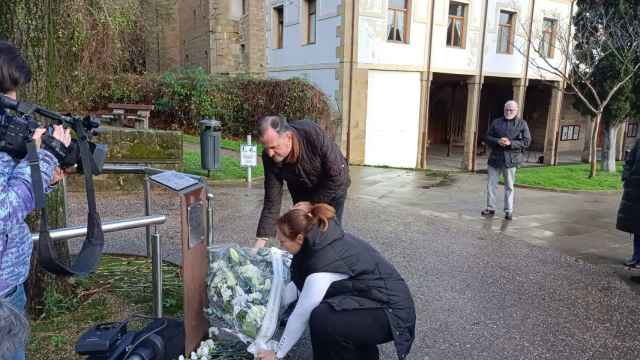 Los dirigentes del PP Carlos Iturgaiz y Muriel Larrea depositan flores en memoria a Jos Ignacio Iruretagoyena./ EuropaPress