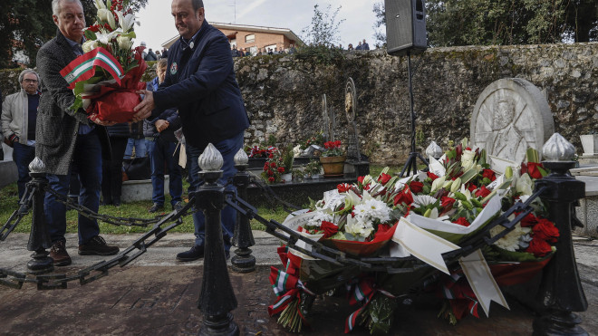 El lehendakari Urkullu y el presidente del PNV, Andoni Ortuzar depositan una corona de flores en la tumba de Sabino Arana / Miguel Toña (EFE)