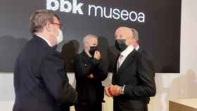 El alcalde Juan Mari Aburto y Norman Foster en el Museo Bellas Artes de Bilbao. /CV