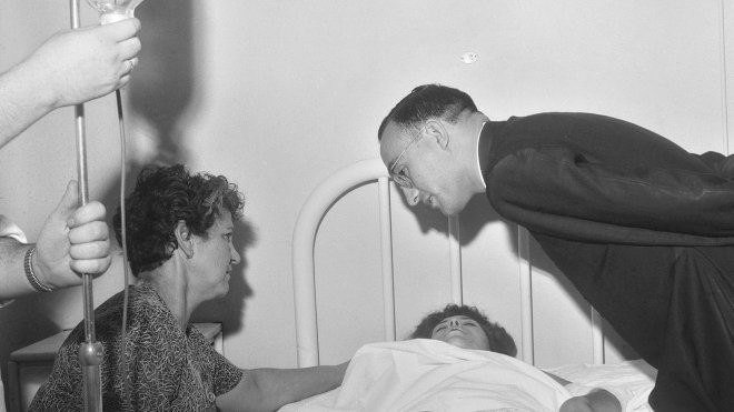 Carmen Anguita durante su ingreso hospitalario tras el atentado, en 1963. / EFE