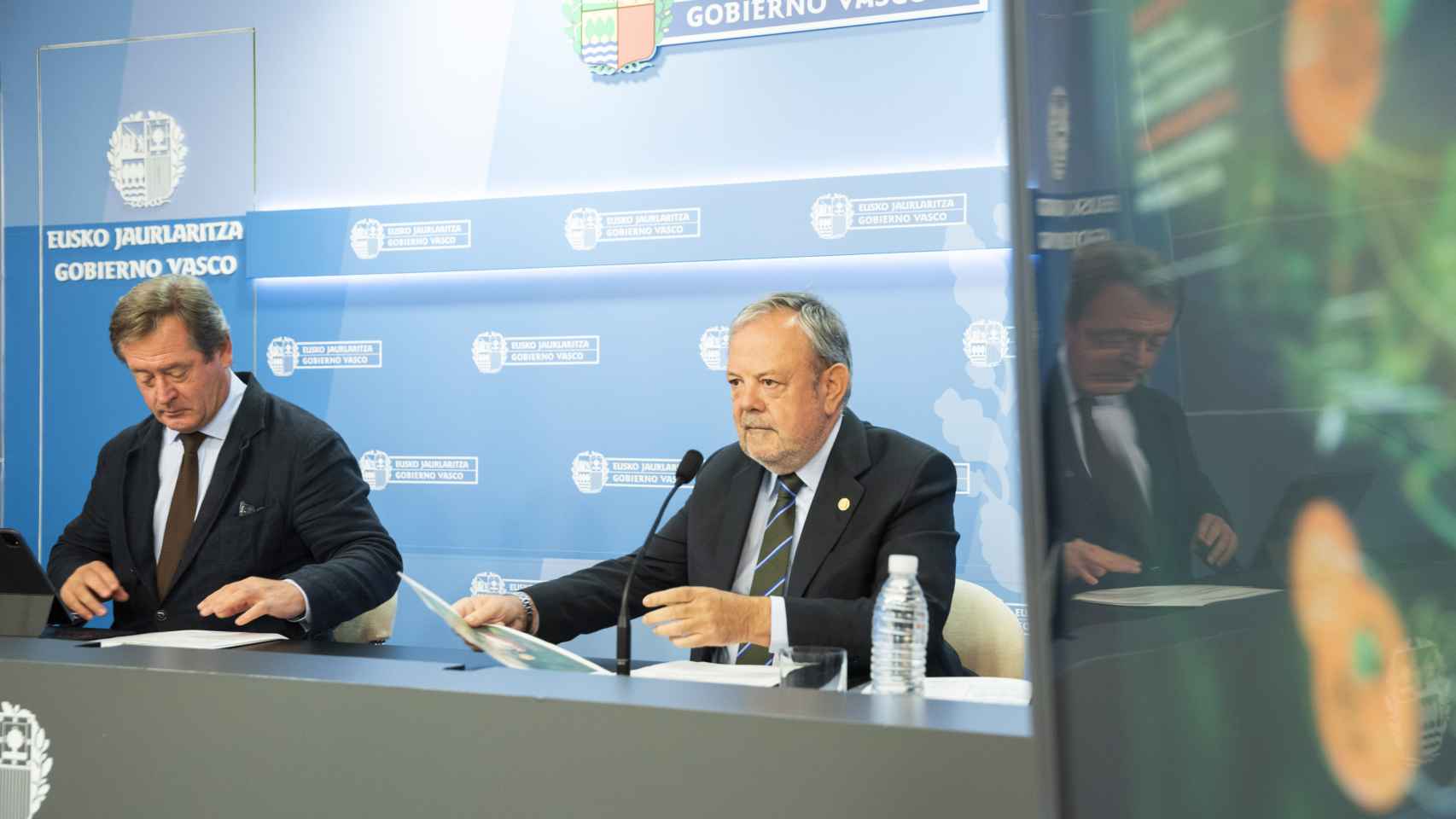 El consejero de Economa y Hacienda, Pedro Azpiazu, junto a Bingen Zupiria durante la presentacin de los Presupuestos autonmicos de 2023 / Irekia