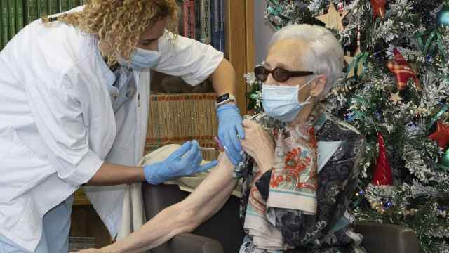Una anciana es vacunada en una residencia de Euskadi. /EP