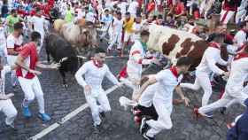 Varios mozos corren frente a los toros Nez de Cuvillo el primer encierro de San Fermn / EP