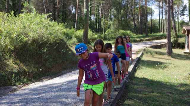 Un grupo de menores participa en una actividad al aire libre / FUNDACIN LA CAIXA