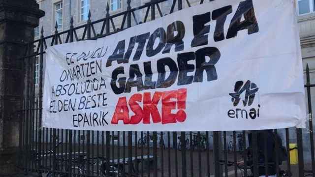 Pancartas de Ernai en el campus de Leios a favor de dos presos de ETA. / COVITE