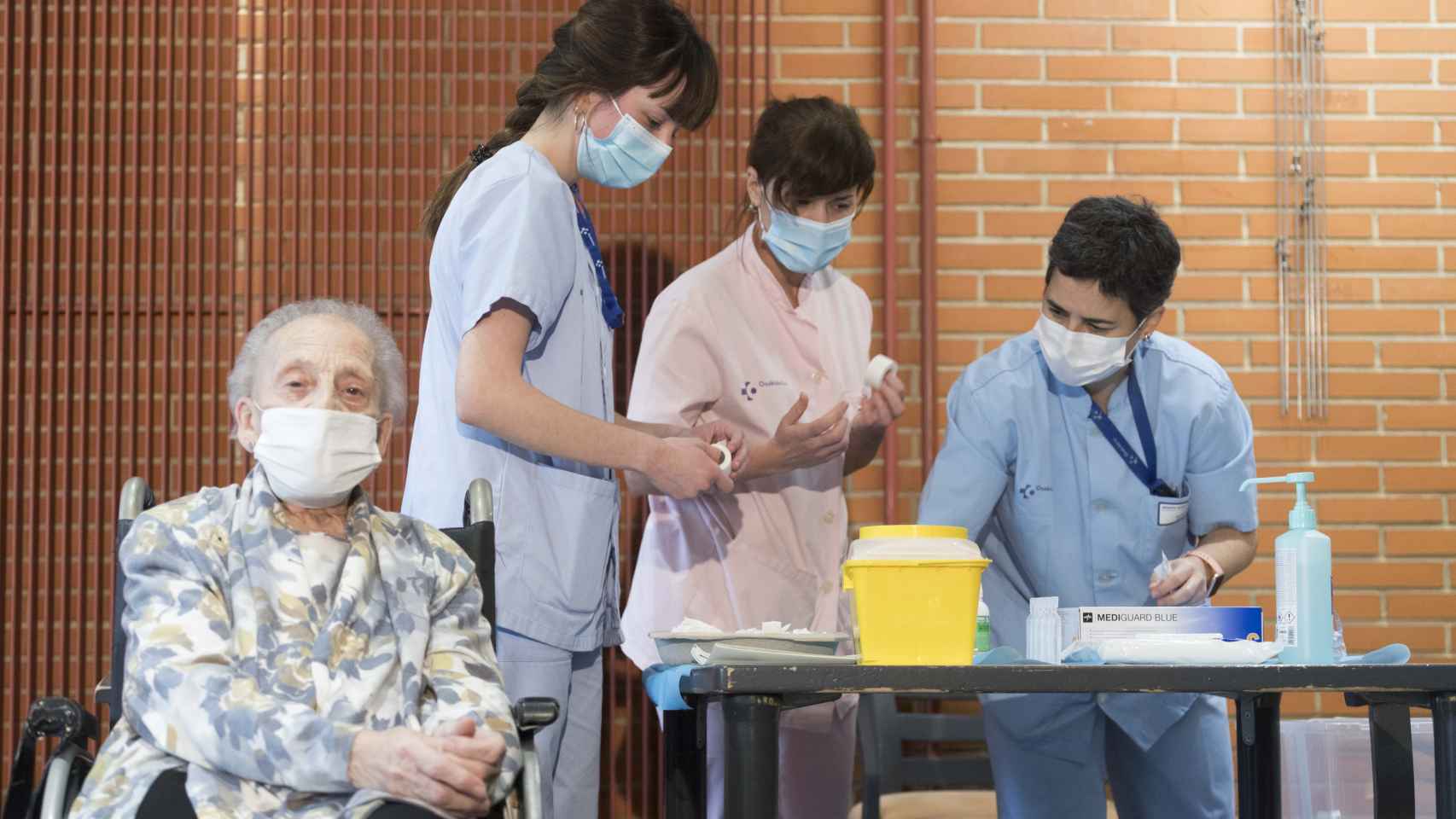 Sanitarias junto a Consuelo Landa, la primera mujer que fue vacunada contra la Covid-19 en Euskadi. EUROPA PRESS
