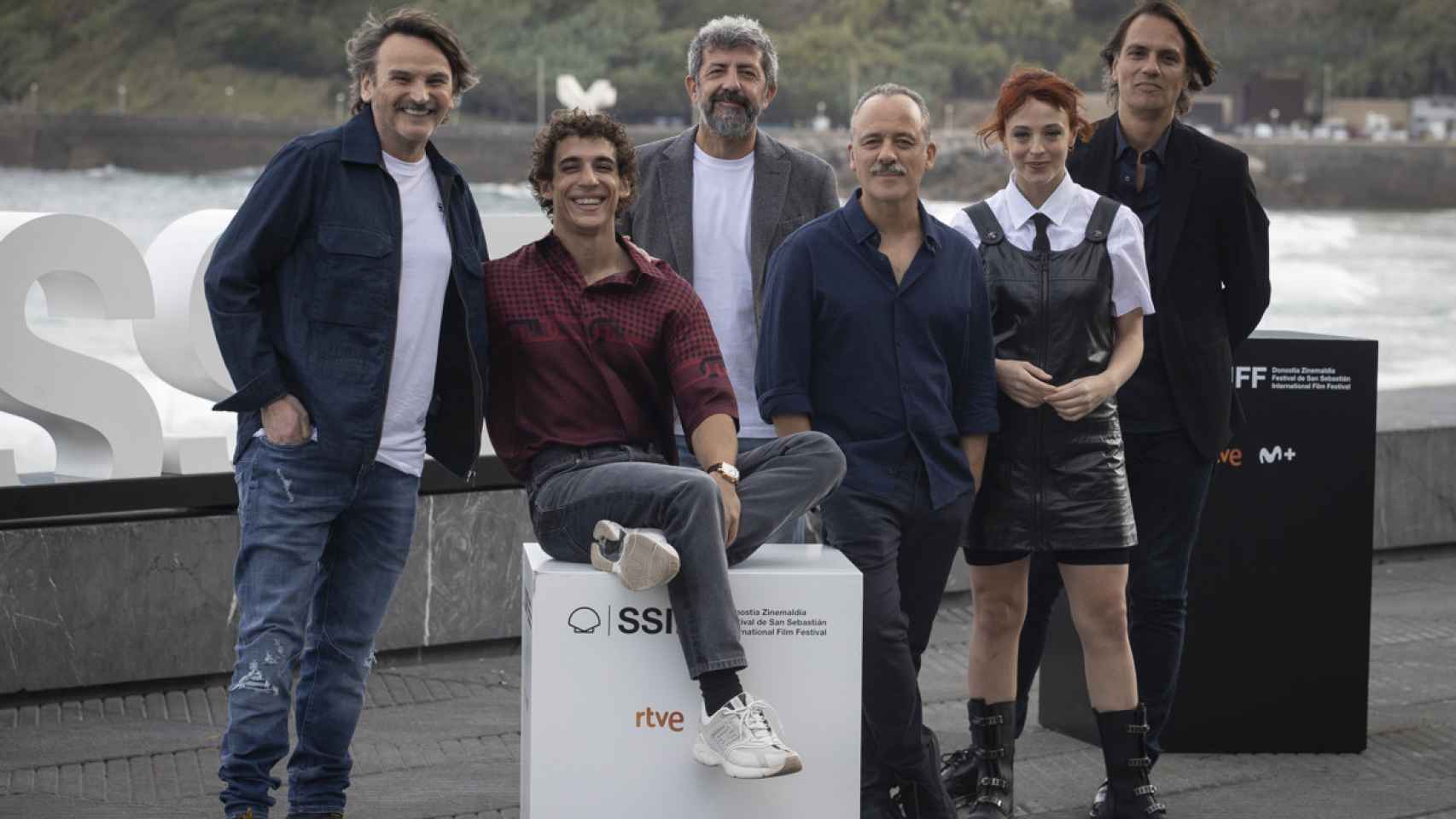 El director Alberto Rodrguez (3i), el guionista Rafael Cobos (d) y los actores Javier Gutirrez (3d), Fernando Tejero (i), Miguel Herrn (2i) y Catalina Sopelana.