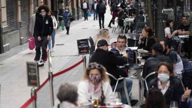 Una calle de bares repleta de gente en Bilbao. / EP