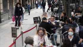 Una calle de bares repleta de gente en Bilbao. / EP