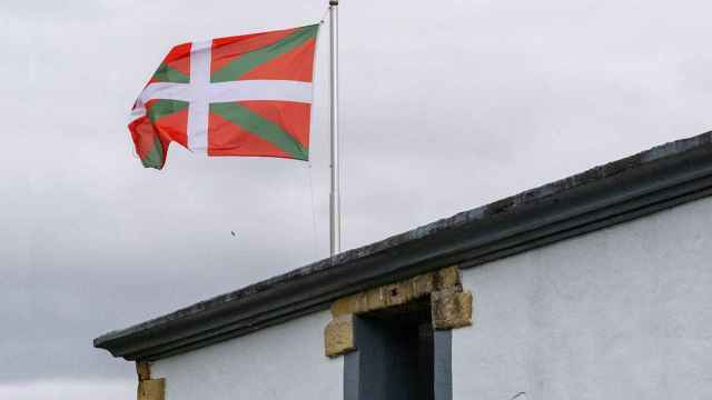 Bandera vasca en el tejado de un caserio / PEXELS