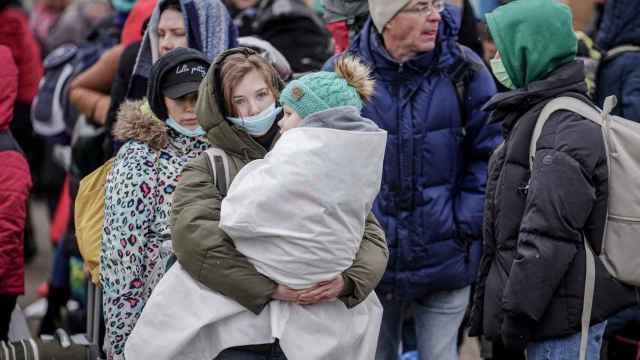 Familias ucranianas refugiadas tratan de salir del pas para huir de la guerra / EP