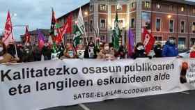 Una manifestacin de trabajadores de Osakidetza discurre ante el Hospital de Basurto. /EP