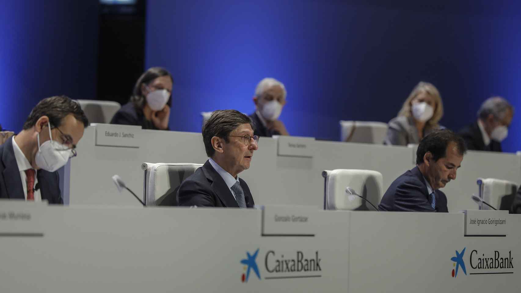 El presidente de Caixabank, Jos Ignacio Goirigolzarri (centro) durante una reunin de la Junta General de Accionistas de Caixabank. / EP