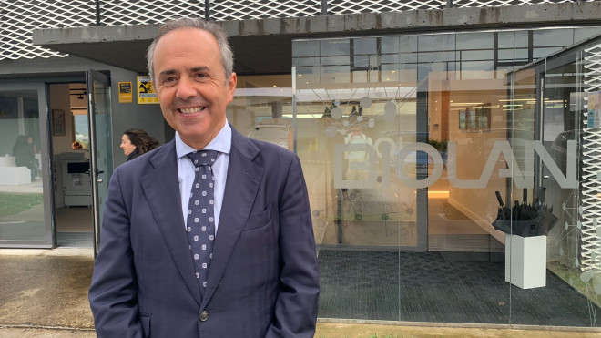Asier Albizu, presidente del Basque Health Cluster, frente a las oficinas de Biolan / CV