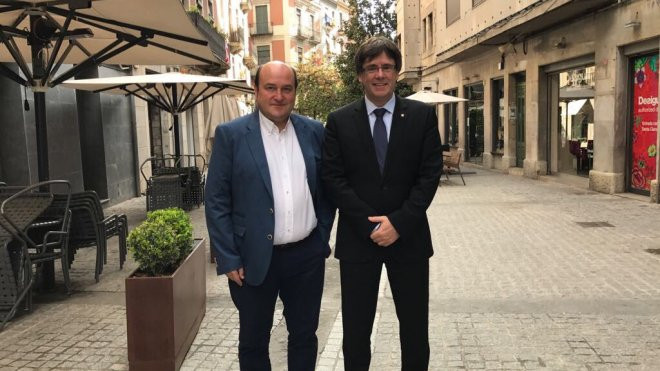 Ortuzar junto a Puigdemont días antes del referéndum del 1 de octubre de 2017. Twitter