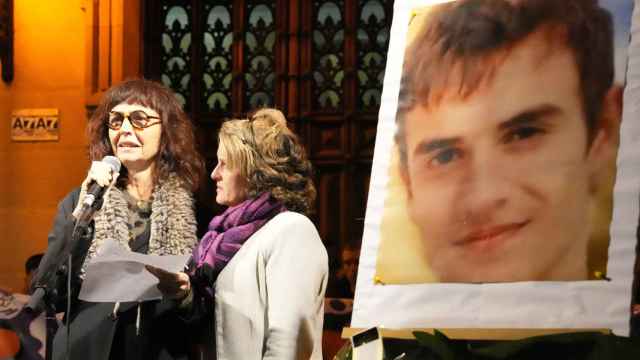 La madre del joven Lukas Agirre, de 24 aos, fallecido a causa de dos pualadas, interviene en el homenaje a su hijo. / EP