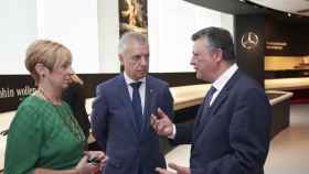 La consejera Tapia y el lehendakari Urkullu charlan con el director general de Mercedes, Emilio Titos, durante su visita a la sede del grupo en Stuttgart / Irekia