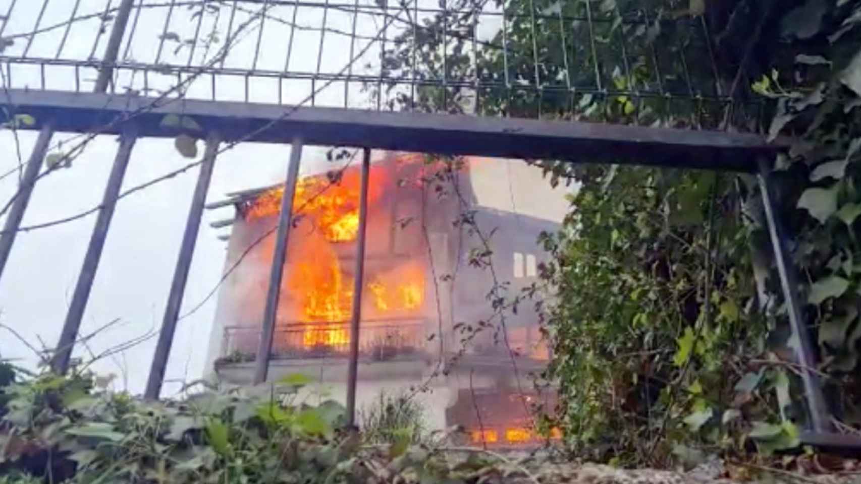 Incendio en la villa okupa de San Sebastian: las llamas han calcinado el inmueble