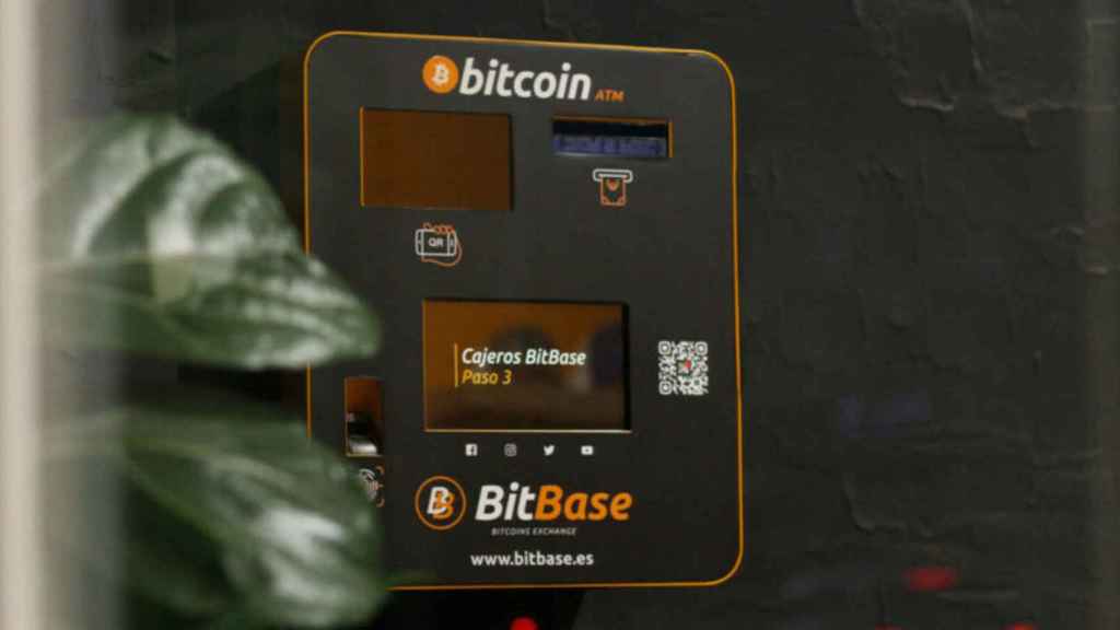 Cajero de Bitcoin en una tienda de BitBase / BitBase