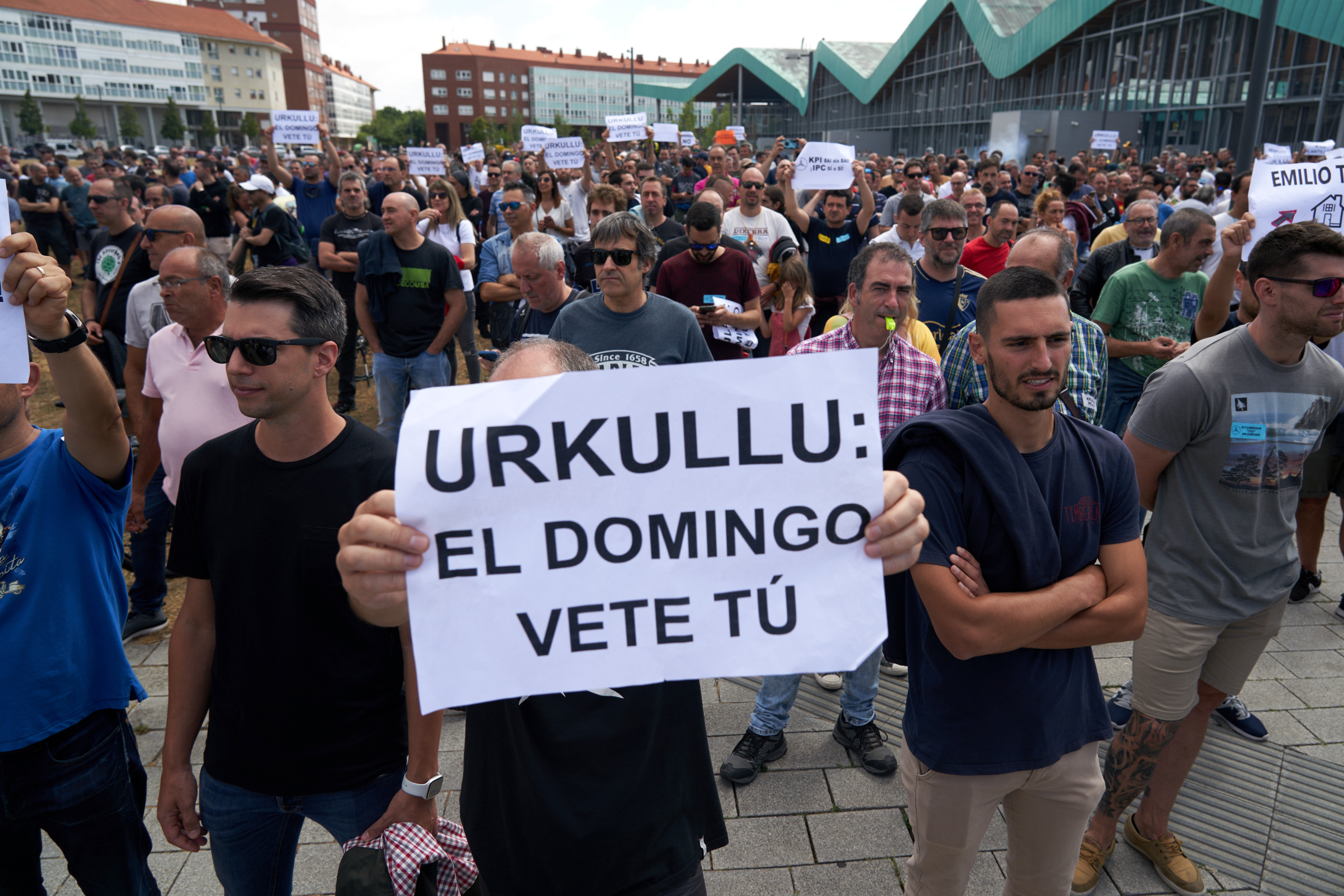 Trabajadores de Mercedes durante la concentración de este jueves frente a la sede del Gobierno vasco / L. Rico (EFE)