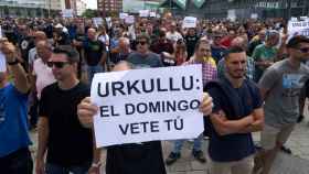 Trabajadores de Mercedes durante la concentracin de este jueves frente a la sede del Gobierno vasco / L. Rico (EFE)